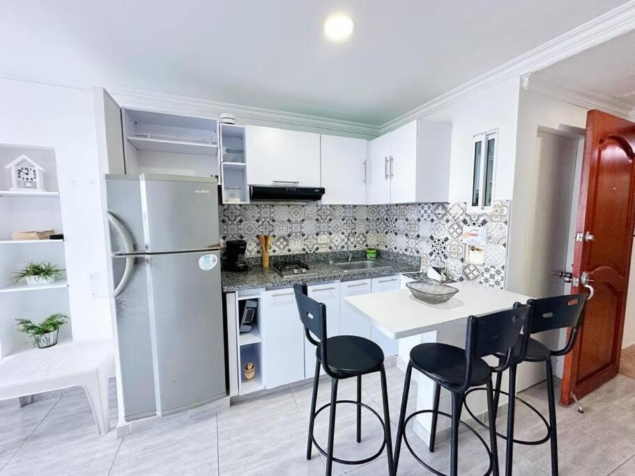 Hermoso En 1br Laguito - Frente A La Playa Apartamento *
